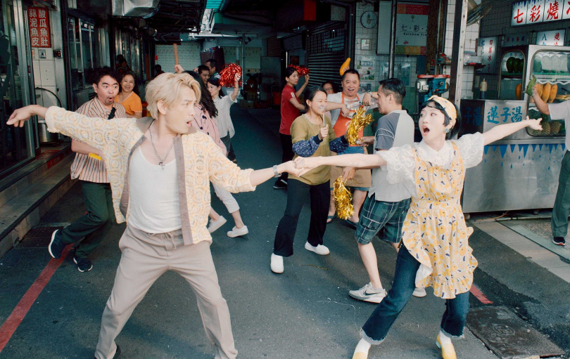 〈愛情燒冷冰〉MV在嘉義市取景，致敬周星馳經典電影《食神》，以懷舊歌舞元素進行拍攝。（圖／大賞門文化提供）