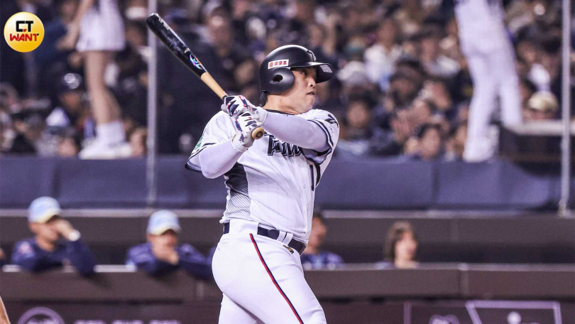 中韓交流戰今天在台北大巨蛋開打，2局下中華隊陳子豪敲團隊首安。（圖／趙文彬攝）