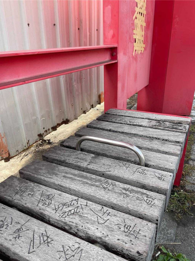 &nbsp;公車亭椅子也被寫滿字，有礙觀瞻。（圖／郭鴻儀提供）