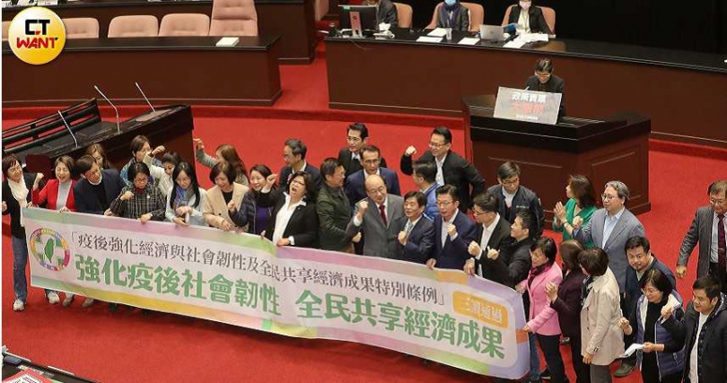 蔡英文前總統執政時期曾經使用超徵稅收普發現金,當年藍營先提出該主張,後來綠營施壓促成蔡前總統點頭。圖為確定普發現金後,時任綠委在立院議場前拉布條慶祝(圖/周志龍攝)