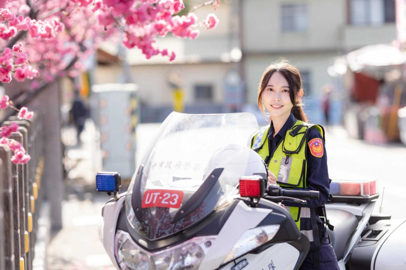 泰安派出所女警照。(圖/翻攝自Threads/tcpb_commissioner)