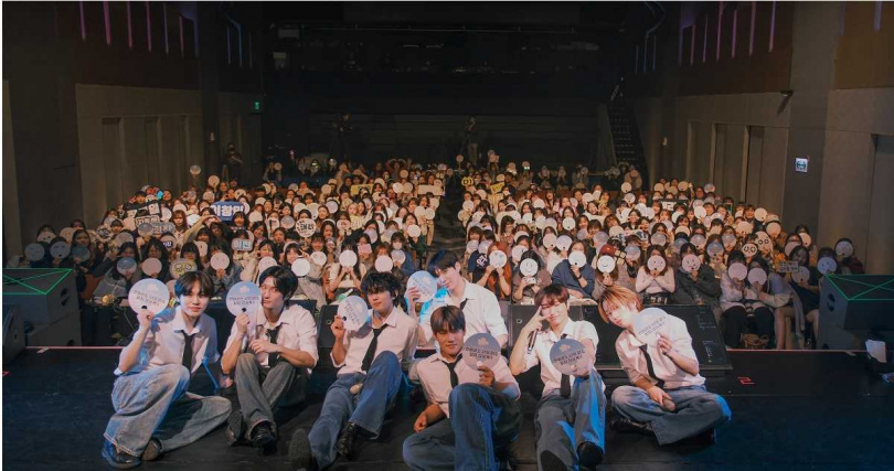 DKB選唱炎亞綸的〈只看見妳〉向粉絲們告白。（圖／Brave Entertainment、FU Entertainment、DJB提供）