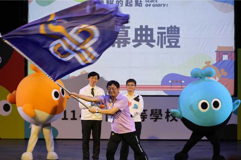 嘉義縣主辦明年全中運，副縣長劉培東代表接過大會會旗，當場揮舞。（圖／全中運大會提供）