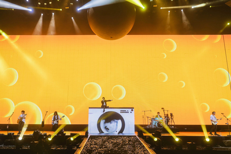 阿信演唱〈洗衣機〉獻給全天下的母親。（圖／相信音樂提供）