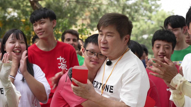 十方啟能中心的小朋友們提前替胡瓜慶生。(圖/民視提供)