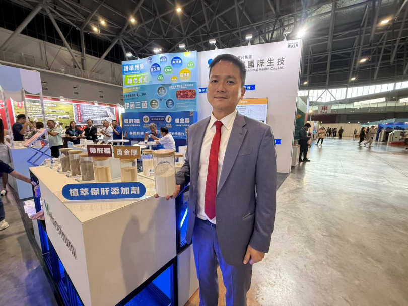 鍾威凱董事長舉例，目前永鴻運用微生物發酵平台開發的添加劑，經過農科院的實證，可讓動物排泄物的臭味降低六成。原理就是從源頭幫助動物消化蛋白質，阻斷氨、硫化氫這些成分形成。(圖片提供／台南市政府)