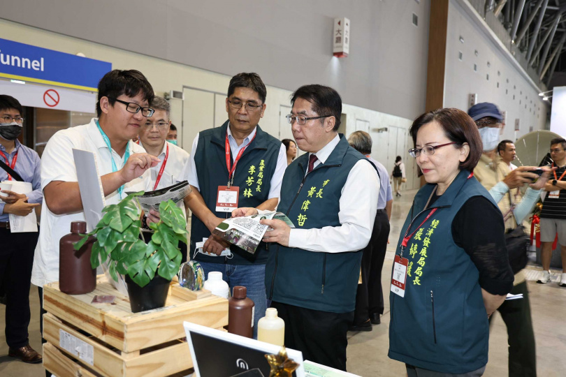 台南市長黃偉哲親臨「亞太區農業技術展覽暨會議」現場，參觀永鴻國際生技展攤，肯定本土研發飼料添加劑有助改善畜牧場異味，展現台南推動智慧農業的決心。(圖片提供／台南市政府)