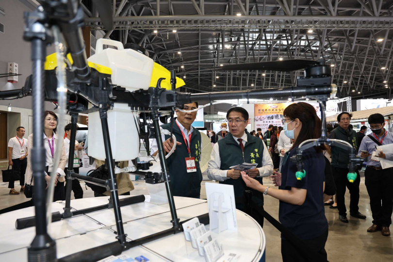 台南市政府設立「智慧農業館」，集結工研院、擎壤科技、綠澯科技等在地創新成果，吸引專家學者與國際買家關注，展現農業科技應用的多元實力。(圖片提供／台南市政府)