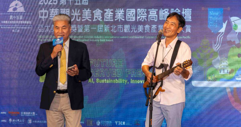 前內政部長李鴻源博士與著名歌手于冠華共同演唱（圖／中華美食國際高峰論壇籌備委員會提供）。