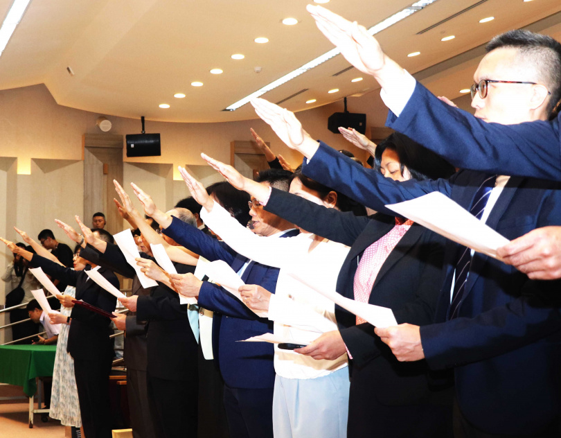 儘管目前教育環境險峻，「校長」一職仍被不少教職人員視為家族榮譽，而校長的性格也與校務發展息息相關。圖為2024台北市新任校長聯合就職典禮，非當事人。（圖／報系資料照）