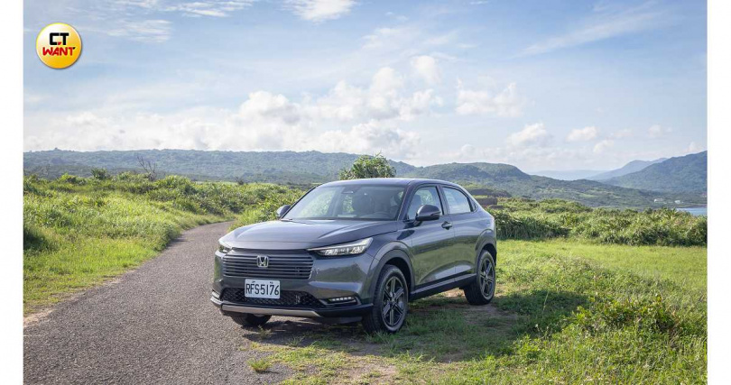 全新HR-V e:HEV具備高效率、低油耗、高駕馭質感與不須額外充電的優勢,能同時兼顧日常實用、節能表現與駕駛樂趣。(圖╱黃威彬攝)