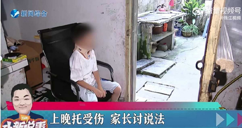 男童就讀托育班竟遭掐脖傷及頸椎,母親為此走上法律途徑要求賠償。(圖/翻攝自微博)
