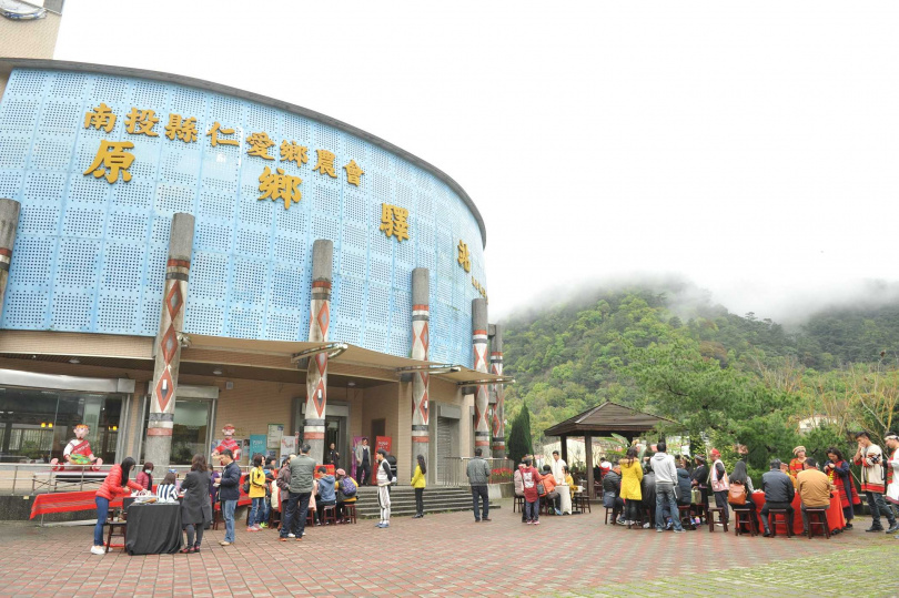 南投縣的原住民比例約為5.87%，在全國排名第四，農會員工中具備原住民身分者也相對較多。圖為仁愛鄉農會過去舉辦茶藝研習成果展，茶席皆具有原住民特色。（圖／報系資料照）