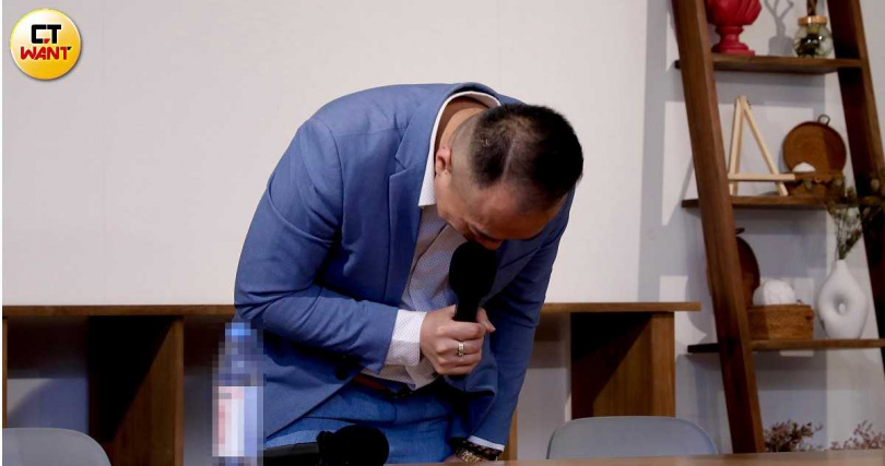潘俊安一現身就深深鞠躬3次,聲淚俱下地說,現在連交往7年2個月6天的女友葬在哪都不知道。(圖/侯世駿攝)