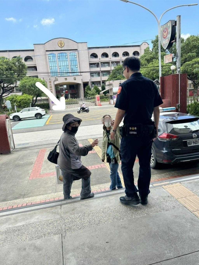 陳姓阿嬤很感謝潮州警分局3名員警的耐心協助，除手寫感謝信外，還附上小禮物。（圖／警方提供）