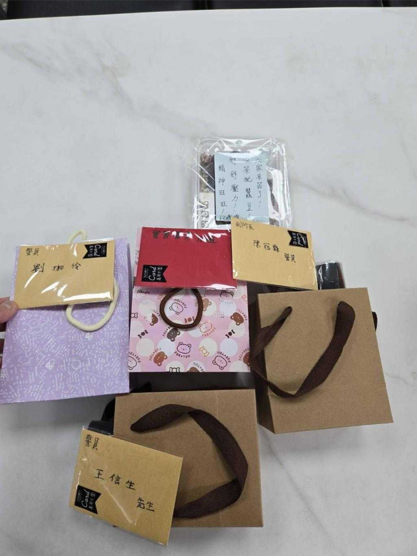 陳姓阿嬤很感謝潮州警分局3名員警的耐心協助，除手寫感謝信外，還附上小禮物。（圖／警方提供）