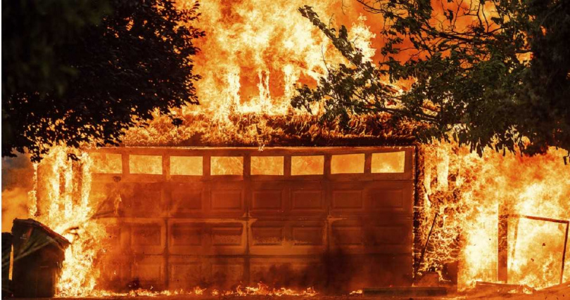 消防人員奮力灌救,但大火延燒速度驚人,平均每分鐘吞噬八個足球場面積。