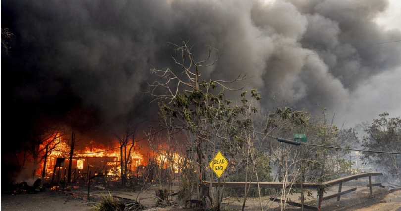 加州圖奧勒米郡華人營歷史小鎮陷入火海。
