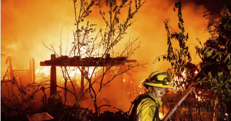 消防人員奮力灌救,但大火延燒速度驚人,平均每分鐘吞噬八個足球場面積。