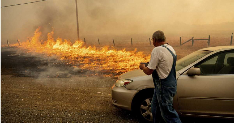 濃煙籠罩道路,當局宣布120號與49號公路部分路段封閉。
