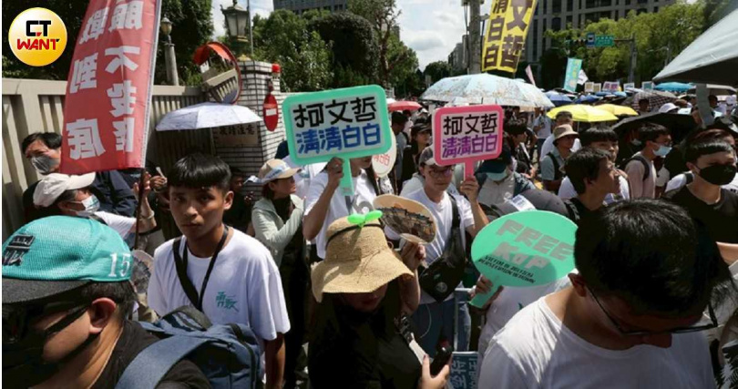 民眾黨支持者聲援創黨主席柯文哲聲音不絕於耳。（圖／劉耿豪攝）