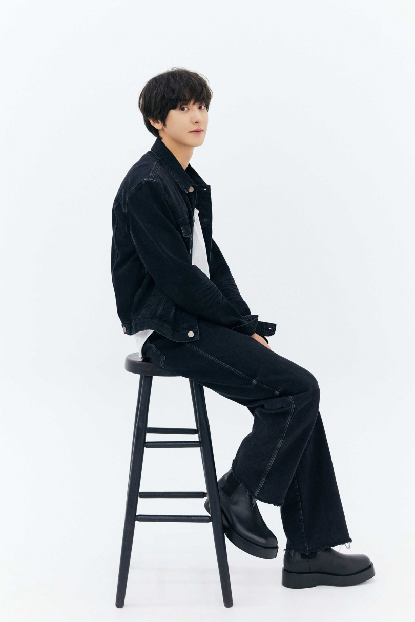 燦烈因爸爸教彈「do re mi」音階，自此愛上吉他。（圖／SM Entertainment提供）