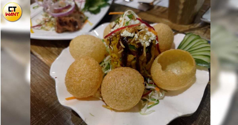 賣相與風味都好的「印度脆球」(PaniPuri)，極受客人歡迎。200元／份。（圖／高靜玉攝）