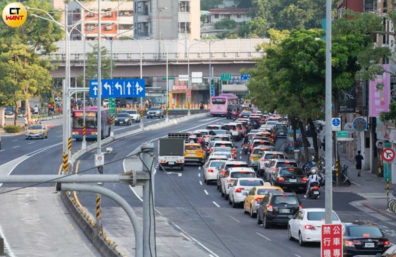 公館正交路口的車流量是否屬於「塞車」，各方有不同解讀。（資料圖／黃威彬攝）