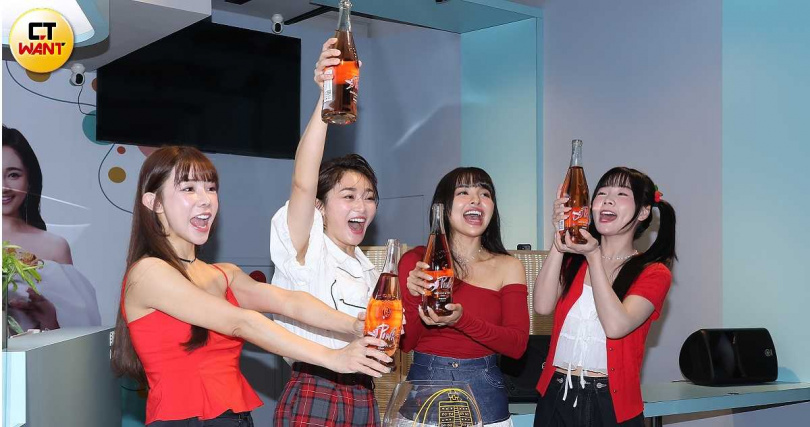 張文綺、徐凱希、巫苡萱、籃籃出席金鐘慶功活動。（圖／楊澍攝）