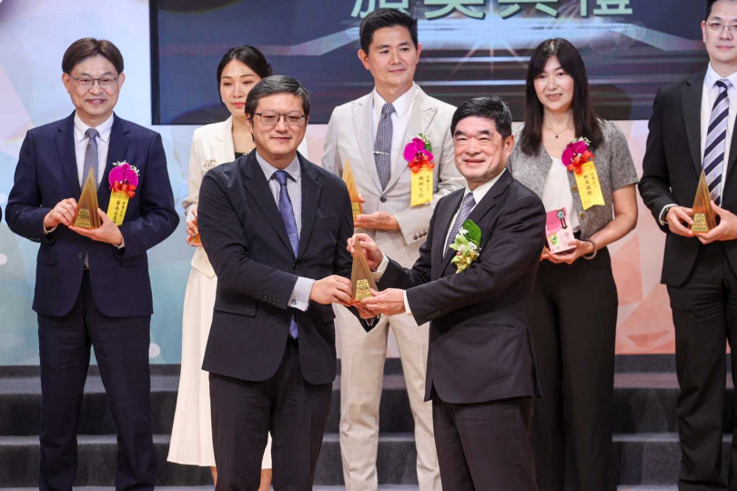 台灣中油獲最佳產品獎全國首獎,由工程會副主委李怡德(前排左)頒獎,副總經理羅博童( 前排右)受獎。(圖片提供/中油)