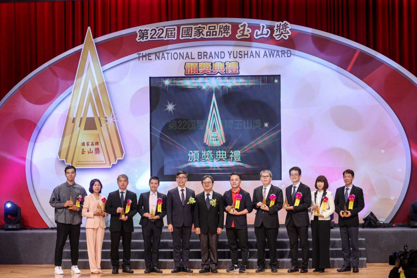 台灣中油獲最佳品牌人氣獎,由國發會副主委詹方冠(中)頒獎,油銷執行長邱垂興( 右)受獎。(圖片提供/中油)