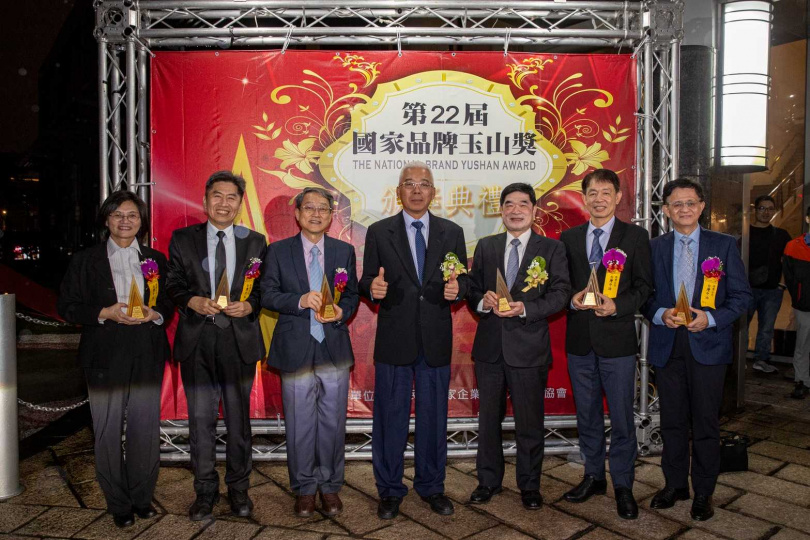 第22屆國家品牌玉山獎頒獎,台灣中油獲頒7座獎項,董事長方振仁(中)到場鼓勵並合影。(圖片提供/中油)