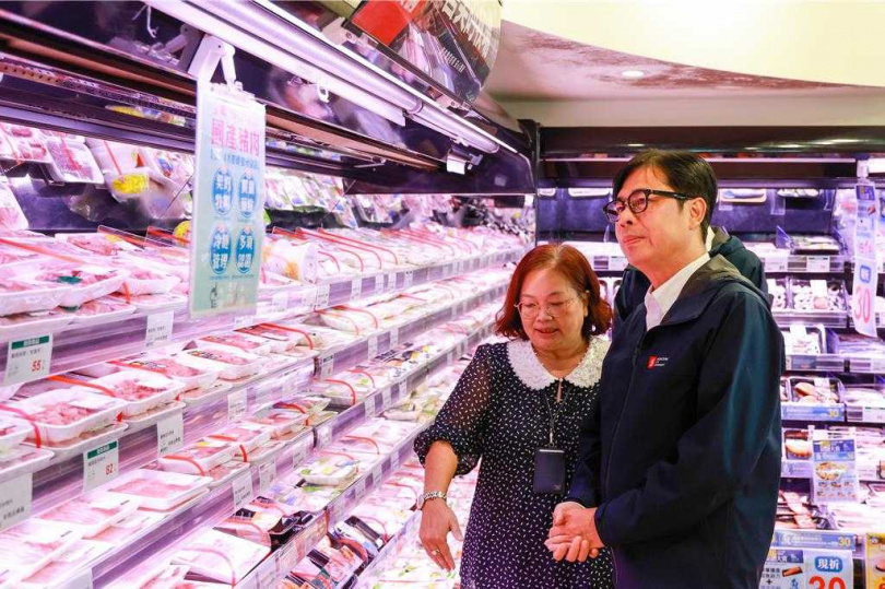 高雄市長陳其邁今(23)午親赴左營龍華市場及全聯富國店瞭解肉品供應狀況,市府也已啟動市場豬肉販售監控機制,確保消費者權益。(圖/高市府經發局)