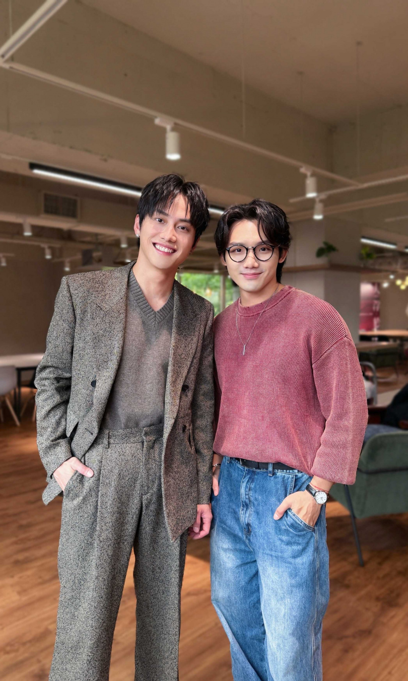 徐暐翔（右）與范少勳一起拍戲。（圖／索尼音樂提供）