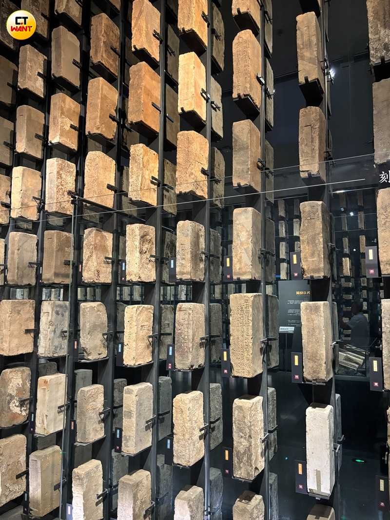 朱元璋為確保城磚質量，下令各府縣依統一規格燒製城磚，並在磚側刻上提調官、燒窯匠、製磚人的姓名。（圖╱王若攝）