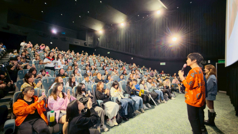 映後有觀眾講述女兒生產時的危險過程,令阿信感動不已。(圖/壹壹喜喜提供)。