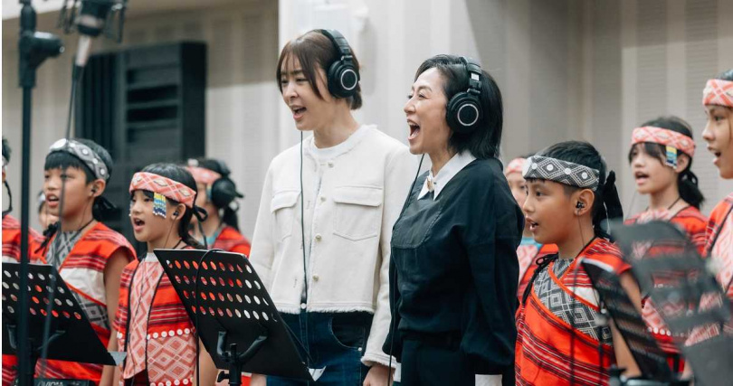 賈永婕與黃韻玲被兒童合唱團感動。(圖/北流提供)