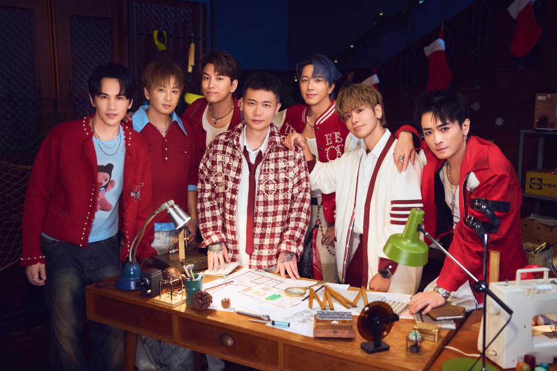 眾人重新演繹五月天的〈聖誕夜驚魂〉。（圖／相信音樂提供）