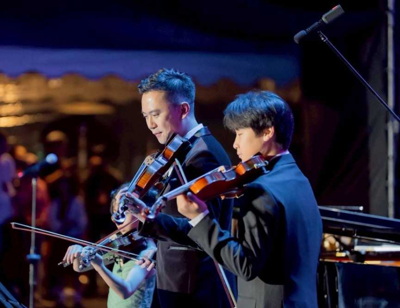 新竹縣竹北市長鄭朝方（中）也同場與在地青年演奏小提琴。（圖／翻攝自竹北市公所媒體群組）