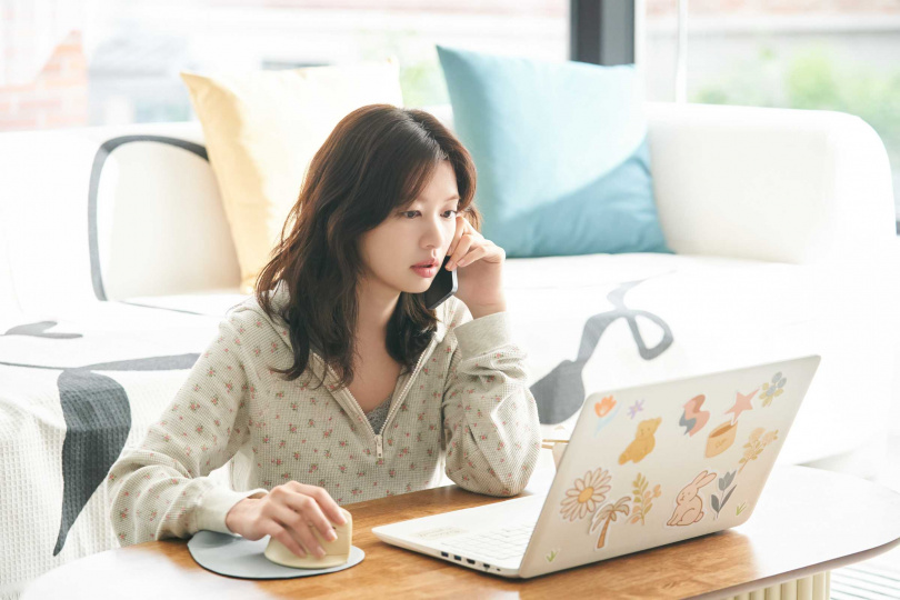 庭沼珉在《宇宙MARRY ME?》勇敢回擊刁難同事,成為職場新典範。(圖/Disney+提供)