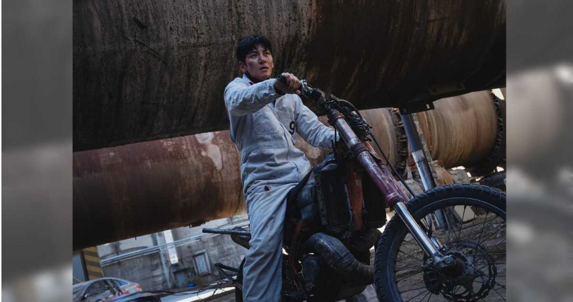 池昌旭《操控遊戲》被誣陷入獄,信念堅定,全世界都會助你一臂之力。(圖/Disney+提供)