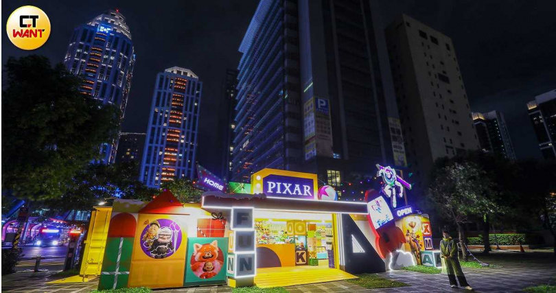 新北歡樂耶誕城期間新板特區空地開了不少特色小店，人潮更帶動暢旺周邊百貨買氣與飯店住房率，宏國集團持有的希爾頓飯店等事業也受益其中。（圖／CTWANT攝影組）&nbsp;