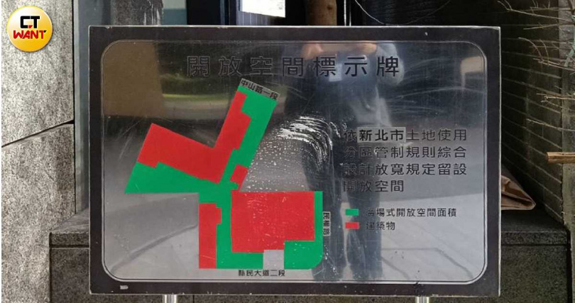 新板特區的希爾頓飯店、趣淘漫旅與凱撒宴會廳是同章使用執照的1幢3棟式建築，由於高度差距甚大影響了房屋稅計價基準，持有者宏國集團為了徵稅問題與新北市政府稅捐稽徵處鬧上了法院。（圖／顏瑋辰攝）&nbsp;