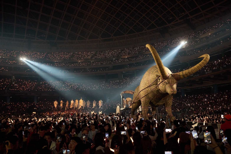 象徵慾望甦醒的巨型「慶典公牛」繞場出巡，氣勢磅礡。（圖／凌時差提供）