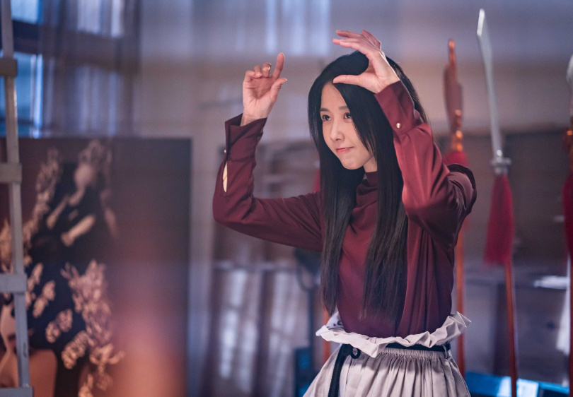 邵雨薇透過各種「靈動現象」嚇走前來參觀劇場的遊客。（圖／風暴國際提供）