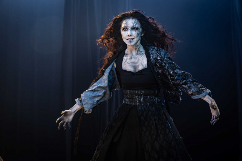 邵雨薇每天花3至4小時化上特殊妝扮演「惡鬼」。（圖／風暴國際提供）