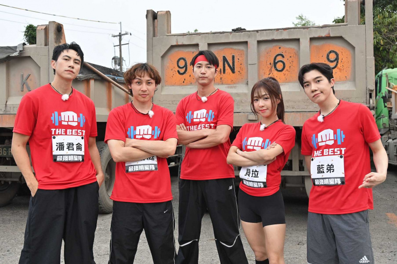 潘君侖（左起）、顏佑庭、紅隊隊長江宏傑、貝拉、藍弟，年齡加總僅113歲。（圖／全城地圖：最強明星隊提供）