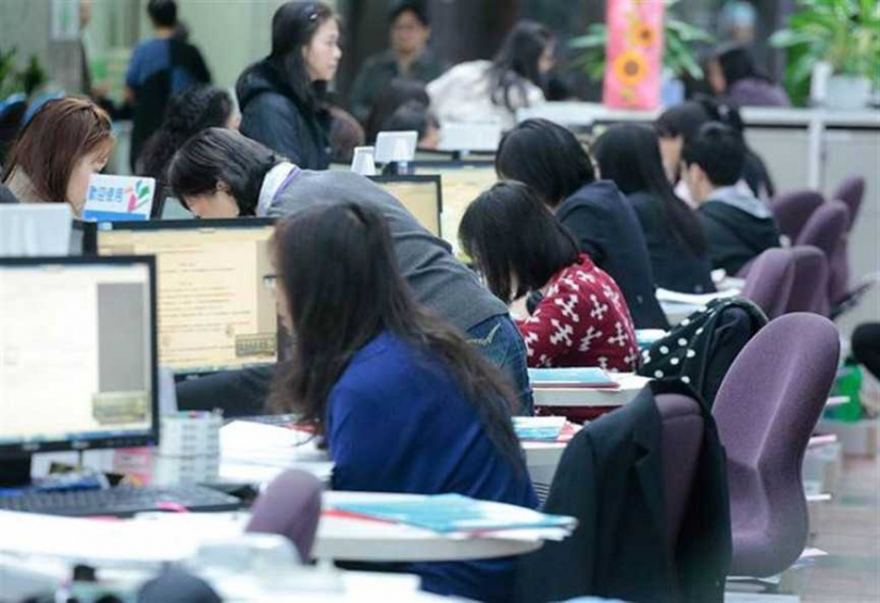 「二刀流」AI人才是公務員培訓重點能力。(示意圖/報系資料照)