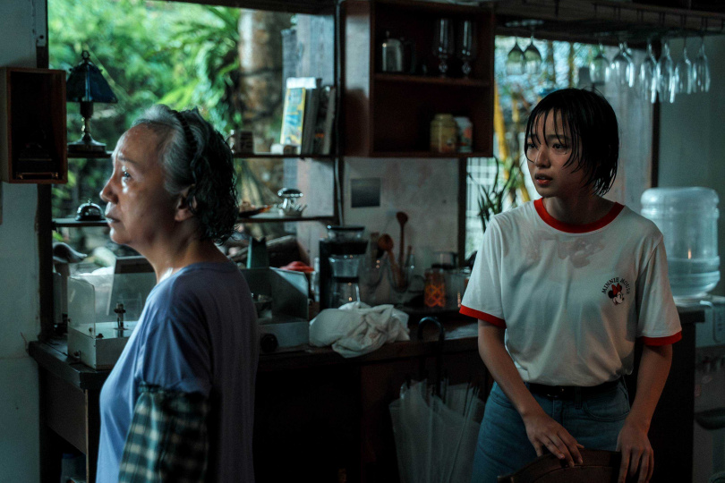 金獎影后陸弈靜（左）與香港新秀女演員冼樂欣主演公視學生劇展《防颱準備》，兩人分飾花蓮海邊民宿工作的婦人「芳姐」與僑生Bella。（圖／公視）不語快步進警局