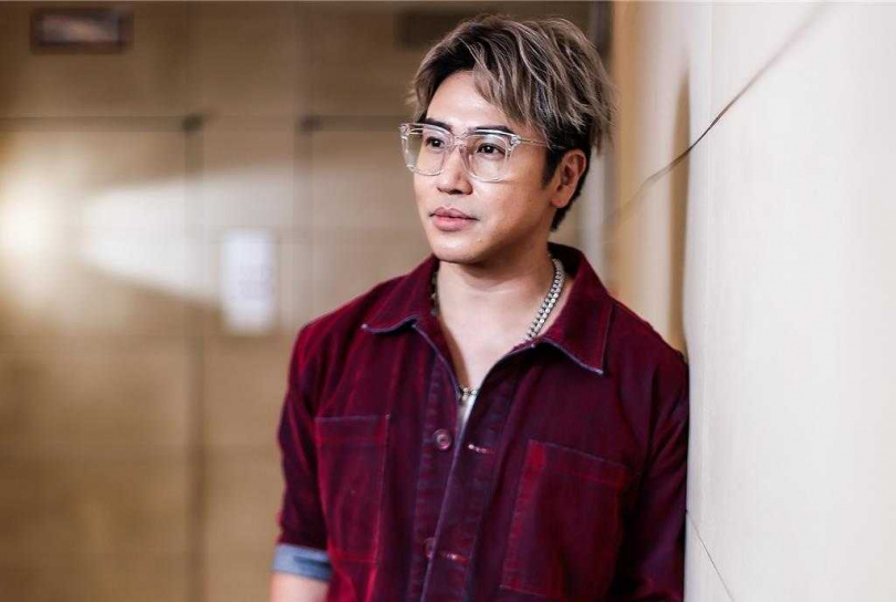 歐漢聲哼唱著〈想歸想〉傾訴思想之情。(圖/陳俊吉攝)
